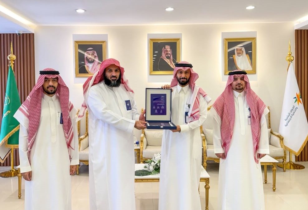 وفد تحفيظ الشرقية يزور مدير فرع وزارة الموارد البشرية بالشرقية ويستعرض تقريرها السنوي 2025
